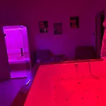 Kosmosuite Con Sauna E Idromassaggio In Apartamento