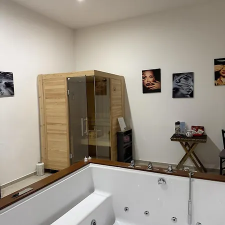 Lejlighed Kosmosuite Con Sauna E Idromassaggio In *