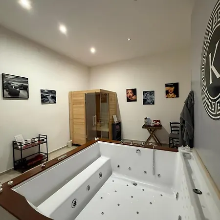 Kosmosuite Con Sauna E Idromassaggio In * Brindisi