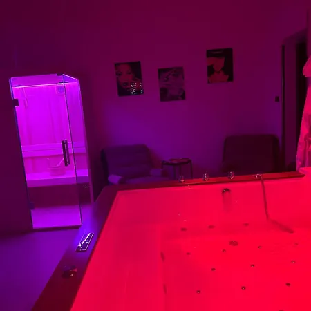 Kosmosuite Con Sauna E Idromassaggio In Apartmán