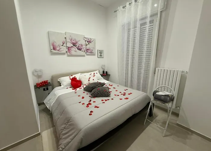 Kosmosuite Con Sauna E Idromassaggio In Appartamento Brindisi