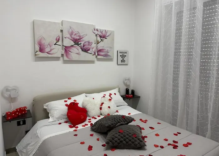 Kosmosuite Con Sauna E Idromassaggio In Appartamento Brindisi